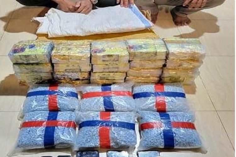 Peredaran 20 kg sabu dan 30 ribu butir pil ekstasi berhasil digagalkan tim Direktorat Reserse Narkoba Polda Sumut di Provinsi Riau pada Sabtu (1/4/2023). Dua pemilik barang diamankan.