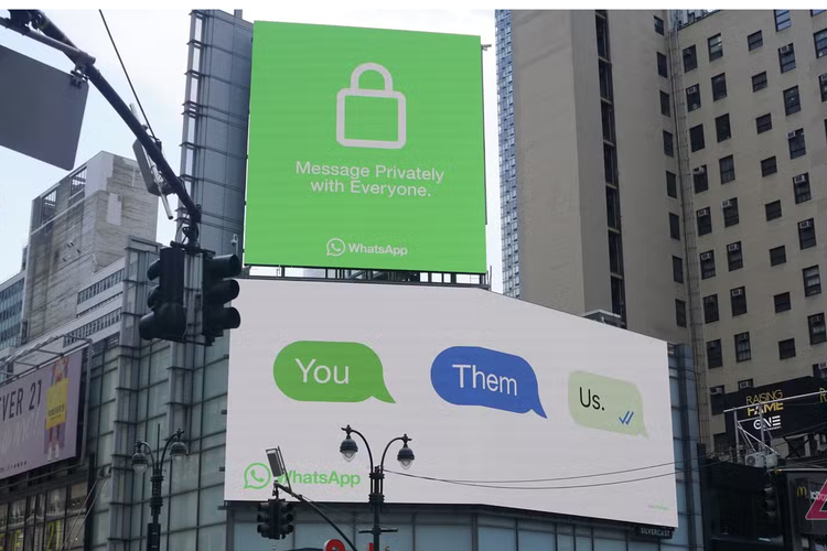 WhatsApp menegaskan bahwa proses transkripsi dilakukan on-device atau langsung di perangkat. Pesan suara pribadi pengguna juga diklaim tetap terlindungi oleh end-to-end encryption.
