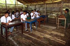 Cerita Sekolah Berlantai Tanah di Makam Raja-raja Porodisa...