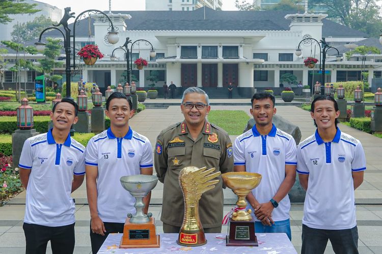 Wali Kota Bandung Muhammad Farhan berfoto dengan empat penggawa Persib yang berhasil persembahkan gelar di Liga 1 2024-2025, (dari kiri) Beckham Putra, Febri Hariyadi, Robi Darwis, dan Henhen Herdiana di Balai Kota Bandung, Senin (12/5/2025). 