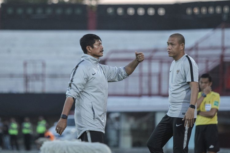 Pelatih timnas U-23 Indonesia, Indra Sjafri, bersama asistennya, Nova Arianto, di Stadion Kapten I Wayan Dipta, Rabu (13/11/2019) ketika melawan timnas U-23 Iran.