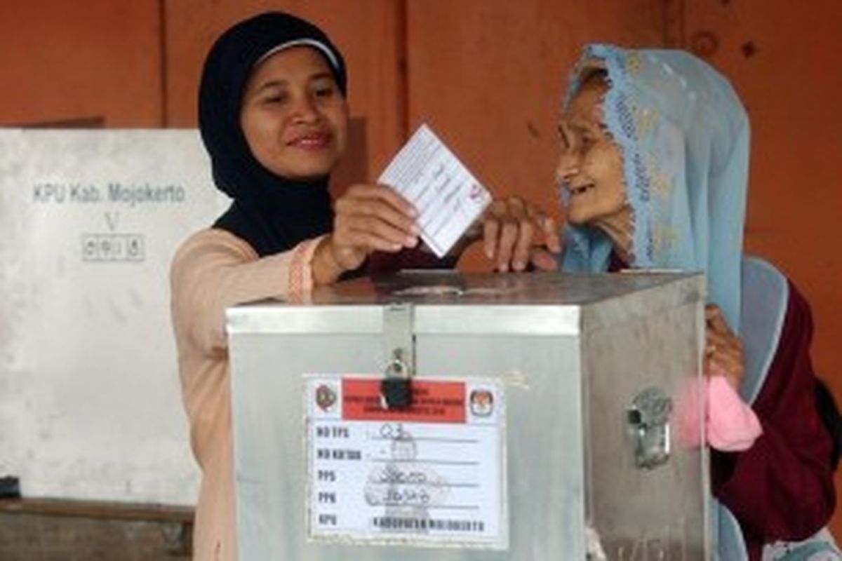 Ilustrasi: Warga memasukkan surat suara di TPS 03, Kelurahan Sooko, Kecamatan Sooko usai mencoblos dalam Pemilukada Mojokerto, Senin (7/6/2010). Sekitar 8.800 lebih petugas gabungan disiagakan untuk menjaga kelangsungan pemilukada ini. 