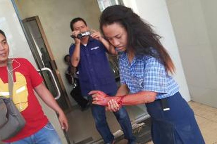 Seorang siswi SMP di Manado melapor ke Polresta Manado karena tangannya ditikam oleh sekelompok anak SMA lainnya.