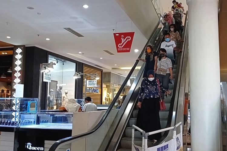 Sebagian pengunjung di salah satu pusat perbelanjaan di Kota Mataram, turun ke lantai dasar dan keluar gedung saat guncangan gempa yang berpusat di selatan Malang, Sabtu (10/4/2021).