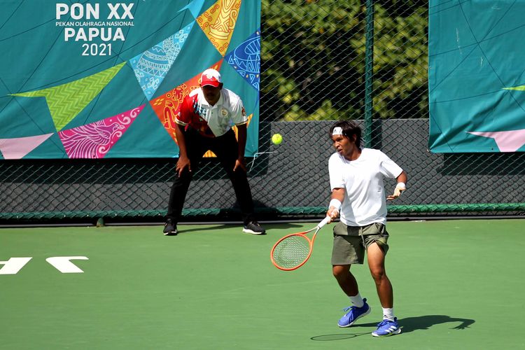 Atlet tenis lapangan Jawa Timur, Christopher Rungkat saat mengikuti PON XX Papua 2021 di Lapangan Tenis Sian Soor Walikota, Kota Jayapura, Minggu (3/10/2021) sore.
