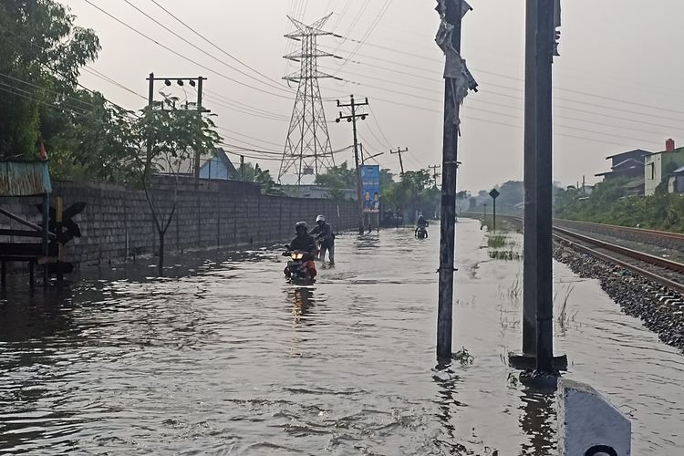 Genangan banjir rob masih melanda di Jalan Ngablak, Kecamatan Gayamsari, Kota Semarang, Jawa Tengah. 