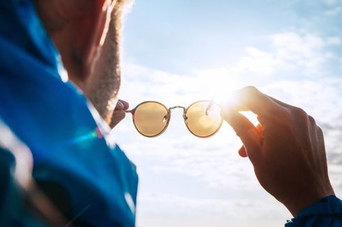 3 Cara Pilih Kacamata Hitam yang Tepat untuk Lindungi Mata