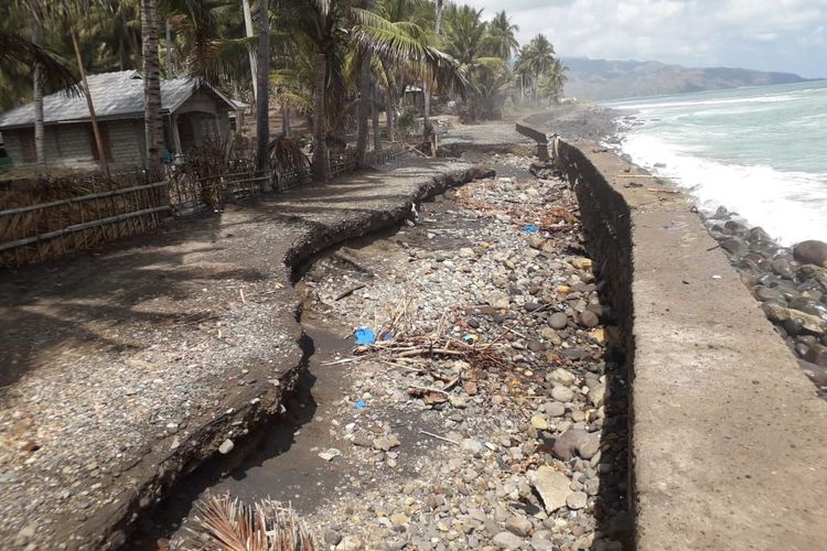 Foto : Jalan rusak menghubungkan desa Wairdoik Lagokaguor yang menghubungkan antara desa, Hepang, Desa Kolidetun dan Desa Korowuwu rusak dihantam gelombang pasang. 