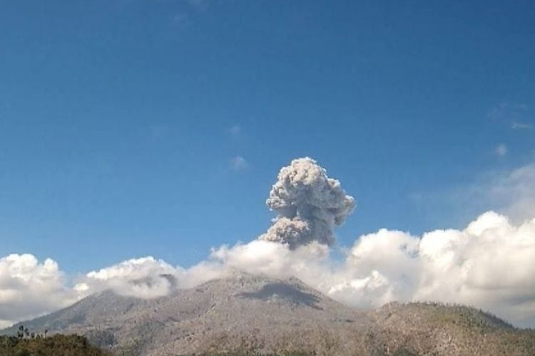 Bandara Frans Seda Maumere Ditutup Imbas Erupsi Gunung Lewotobi