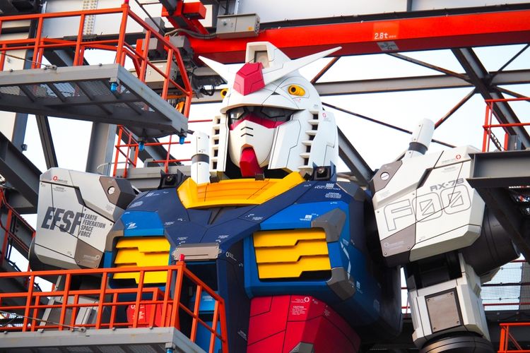 Ilustrasi patung Gundam raksasa di Yokohama, Jepang.