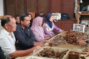 Menteri UMKM Sebut Cerutu Rizona Temanggung Berkualitas Internasional