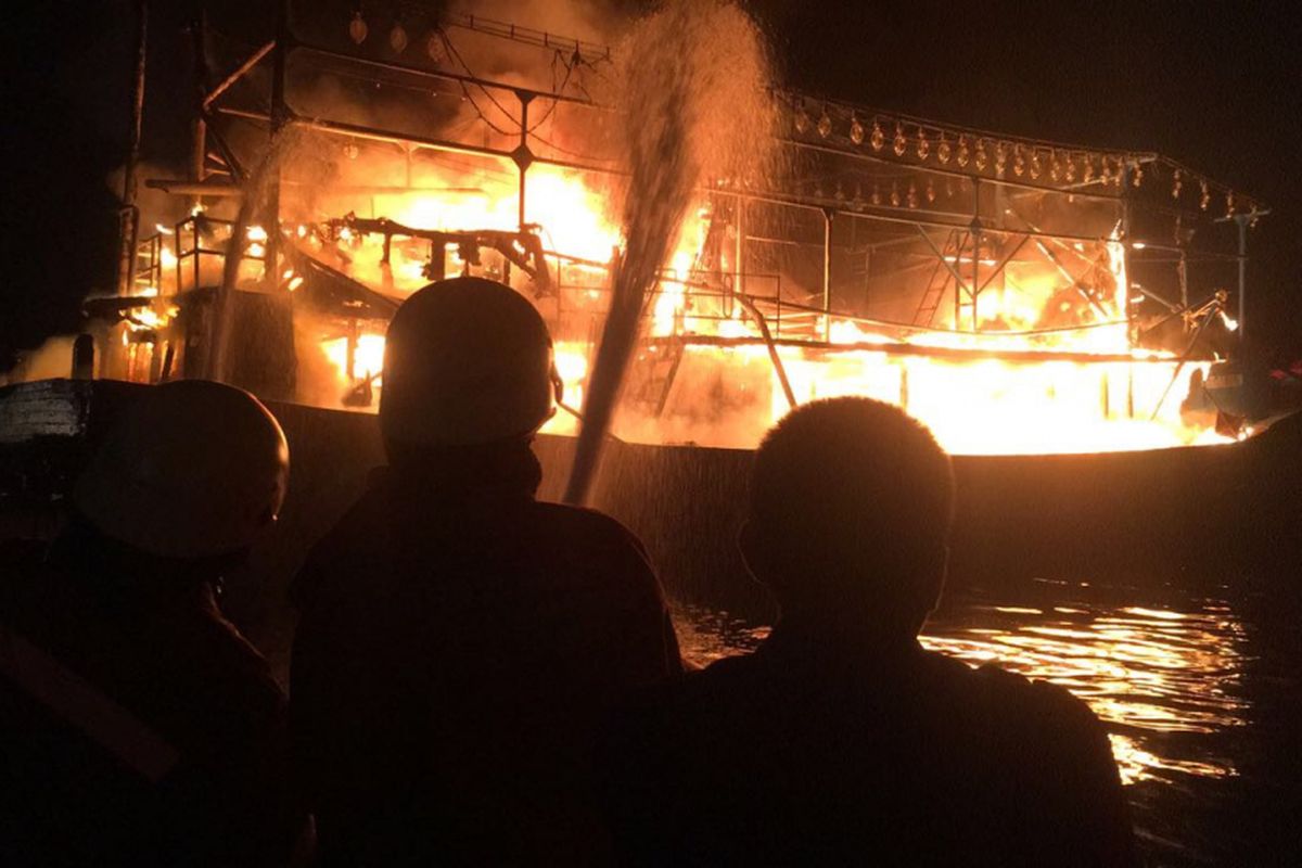 Sebuah kapal nelayan di Pelabuhan Kali Adem, Muara Angke, Jakarta Utara, terbakar pada Senin (26/3/2018). 