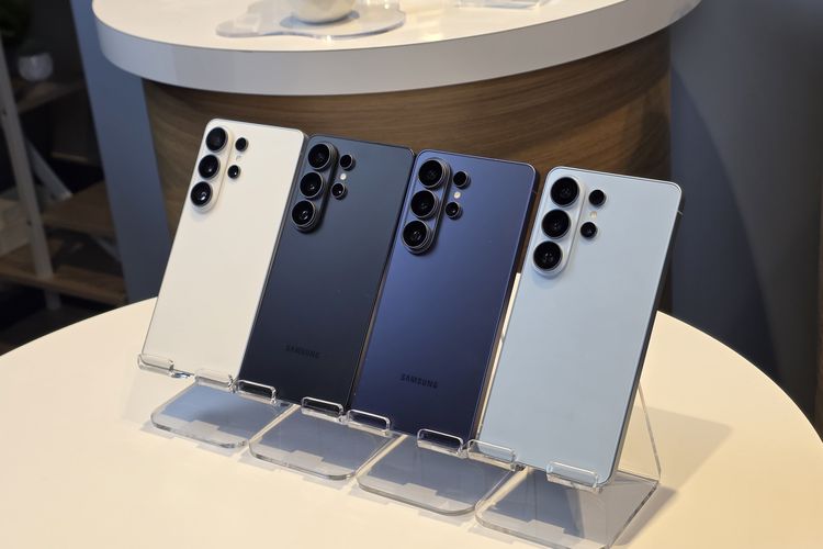 Samsung Galaxy S26 Ultra hadir dalam pilihan warna White, Black, Cobalt Violet, Sky Blue, Silver Shadow, dan Pink Gold.