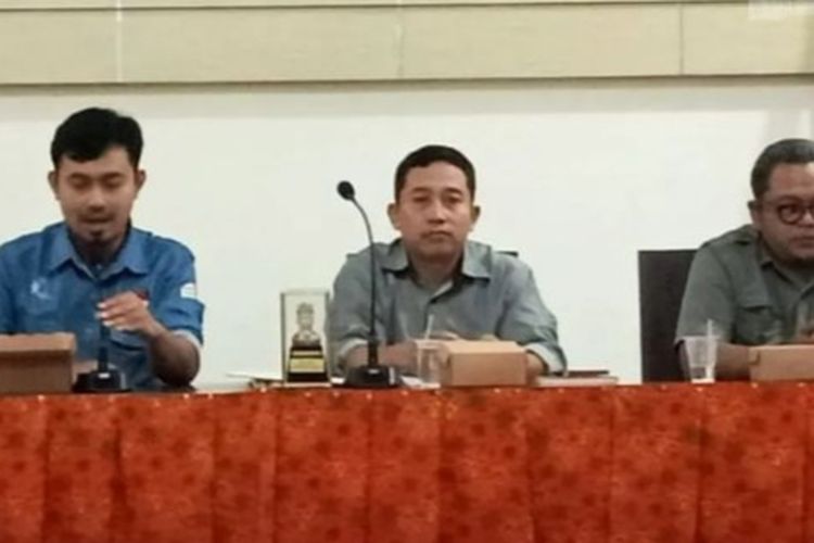 Divisi Teknis dan Penyelenggaraan KPU Kabupaten Banyuwangi Ari Mustofa bersama anggota KPU lainnya.