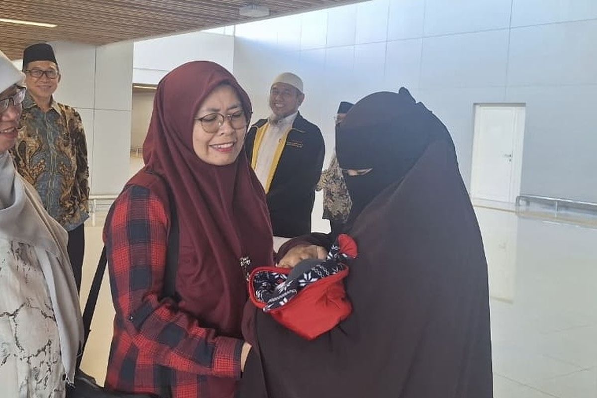 Tristy Erlinawati, jemaah haji Lumajang yang melahirkan di Mekkah, kembali ke Tanah Air pada Selasa (2/9/2025).