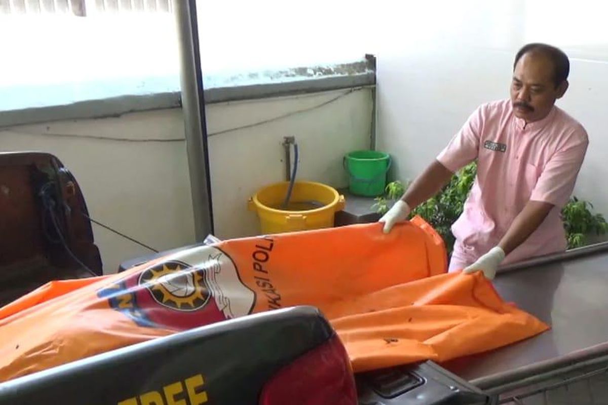 Mayat pria yang ditemukan di kawasan Hutan Wonosalam, Kabupaten Jombang, Jawa Timur, dievakuasi ke RSUD Jombang dan ditangani rumah sakit setempat, Minggu (8/1/2023).