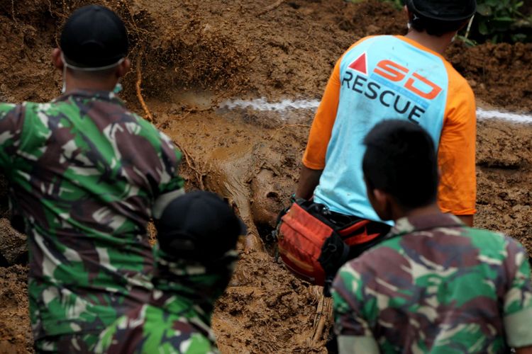 Jenasah korban longsor di Kampung Maseng, Desa Warung Menteng, Kecamatan Cijeruk, Kabupaten Bogor, ditemukan, Selasa (6/2/2018). Longsor ini mengakibatkan tiga rumah warga rusak, jalur kereta api Bogor-Sukabumi putus, dan lima orang meninggal dunia.