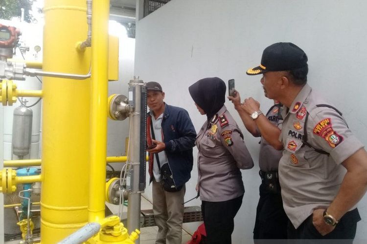 Aparat kepolisian ketika memeriksa jaringan gas alam di Depok. (ANTARA/Foto: Humas Polres Depok)
