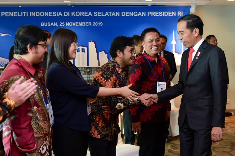 Presiden Joko Widodo, Senin, (25/11/2019) , bertemu dengan sejumlah peneliti dan ilmuwan asal Indonesia yang berada di Korea Selatan. Dalam pertemuan yang digelar di Hotel Lotte, Busan, tersebut, Presiden Jokowi berpesan agar para ilmuwan tidak lupa untuk kembali dan membangun Tanah Air.