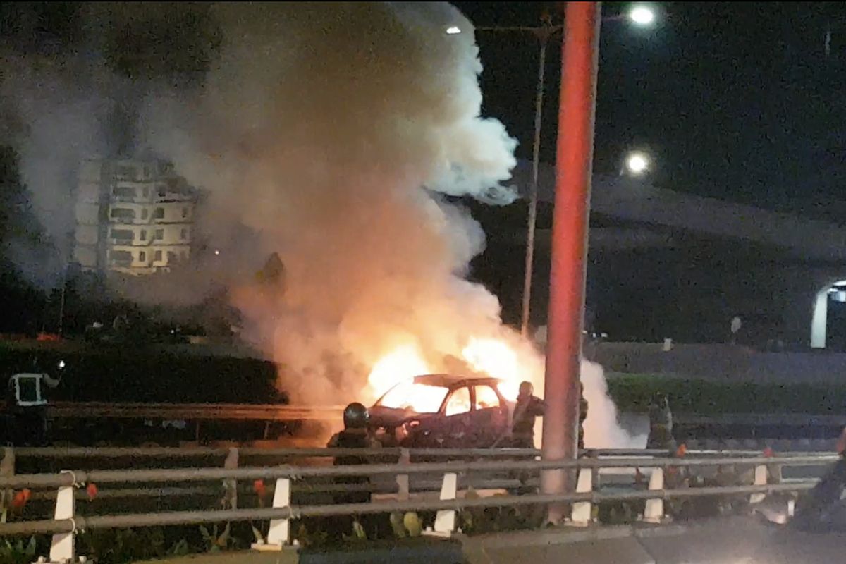 Sebuah mobil mini bus terbakar di dalam ruas Tol Dalam Kota tepatnya dekat Patung Pancoran, Tebet, Jakarta Selatan pada Kamis (1/4/2021) malam.