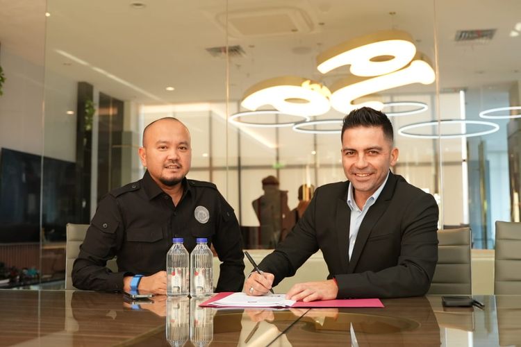 Pelatih baru Arema FC menandatangi surat perjanjian kontrak didampingi manajer M Ali Rifki di Jakarta, Selasa (7/9/2022) sore.