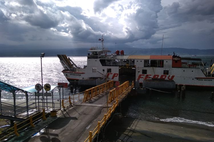 Cuaca ekstrem di Selat Bali membuat penyebrangan di Pelabuhan Ketapang - Gilimanuk dihentikan sementara, pada Selasa (22/3/2022).