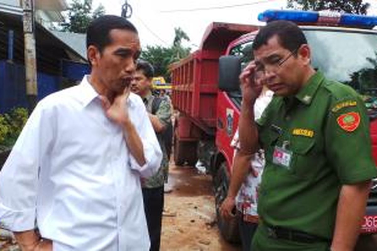 Gubernur DKI Jakarta Joko Widodo (kiri) dan Kepala Dinas Pekerjaan Umum Manggas Rudy Siahaan meninjau proyek perbaikan gorong-gorong di Jalan Rawa Domba, Duren Sawit, Jakarta Timur, Senin (24/2/2014).