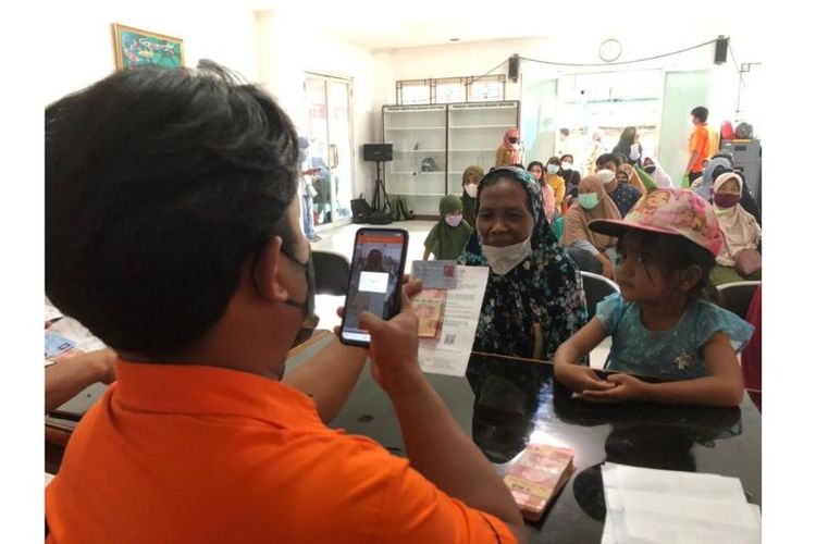 Penyaluran Bansos oleh Pos Indonesia 