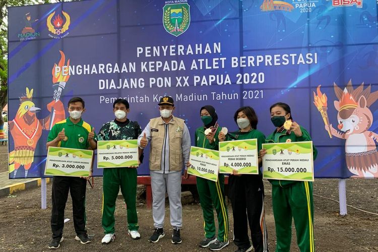 BERIKAN PENGHARGAAN—Walikota Madiun, Maidi memberikan penghargaan berupa uang tunai, beasiswa hingga pekerjaan bagi atlet-atlet asal bumi pecel yang berprestasi di PON Papua XX 2021, Jumat (12/11/2021).