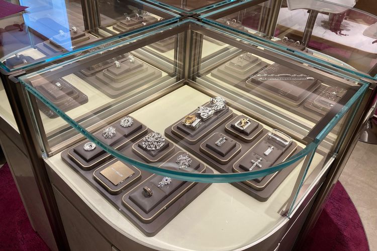 Ragam perhiasan yang bisa dibeli oleh pengunjung di gerai pertama Frank & co. di Indonesia di Pondok Indah Mall 1, Jakarta Selatan, Minggu (5/10/2025).
