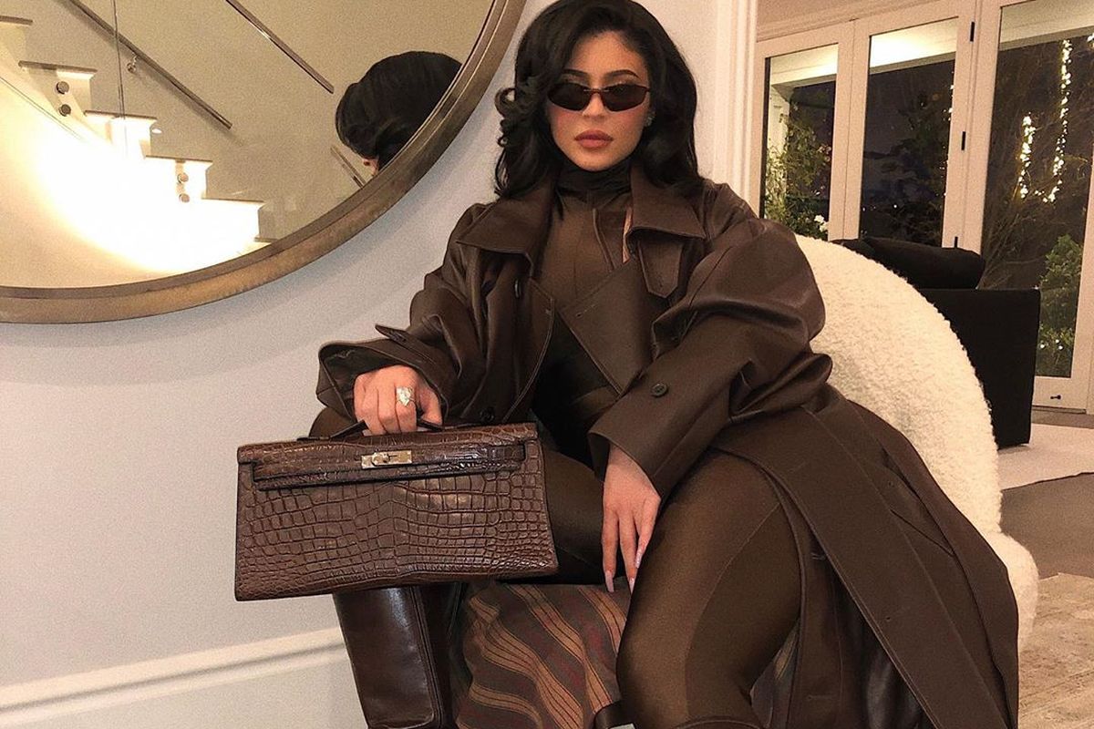 Kylie Jenner berbusana serba cokelat dan membawa tas Hermès seharga Rp 481 juta. 