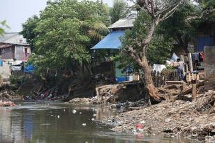 Suasana bantaran Kali Ciliwung yang mendangkal dan dipenuhi sampah di Kampung Pulo, Kampung Melayu, Jatinegara, Jakarta Timur, Senin (10/8). Kali Ciliwung di kawasan tersebut akan dinormalisasi dengan merelokasi penghuninya ke rumah susun. Pengosongan Kampung Pulo ditargetkan selesai akhir bulan ini. 