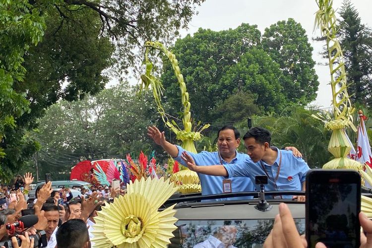 Bakal calon presiden dan wakil presiden dari Koalisi Indonesia Maju (KIM), Prabowo Subianto dan Gibran Rakabuming Raka bertolak ke Kantor Komisi Pemilihan Umum (KPU), Jakarta Pusat, Rabu (25/10/2023) siang dari Taman Suropati. Mereka menaiki kendaraan taktis Maung.