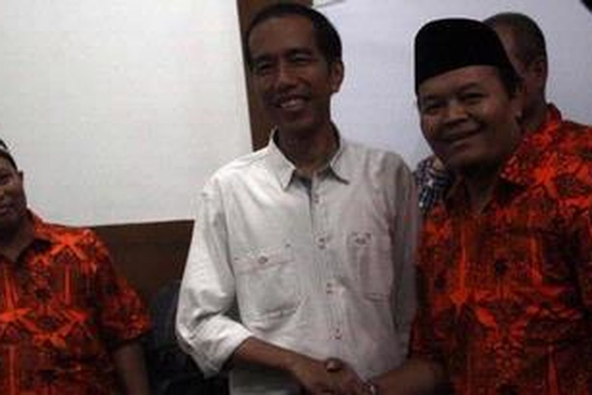 Calon gubernur DKI Jakarta, Joko Widodo (kiri, baju putih) bertemu dengan cagub  lainnya, Hidayat Nur Wahid, di Markas Pemenangan Hidayat-Didik, Jalan Warung Buncit, Jakarta Selatan, Rabu (11/7/2012).