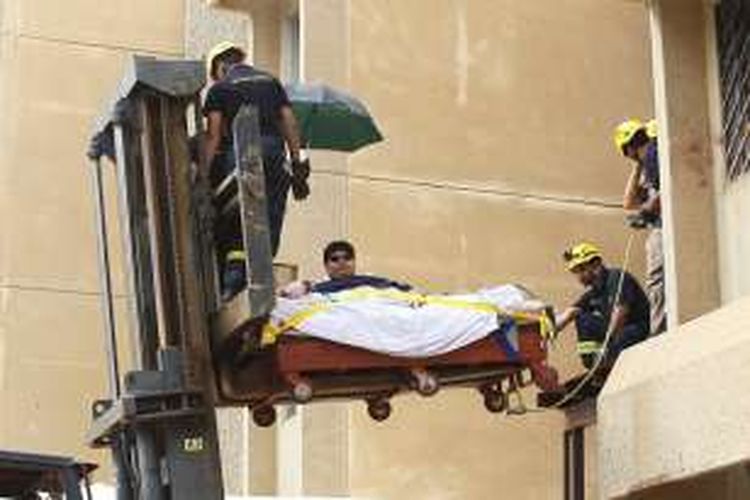 Khaled Mohsen Al Shaeri saat dikeluarkan dari jendela rumahnya. Dengan bobot mencapai 600 kilogram ia sempat tidak bisa meninggalkan tempat tidurnya selama tiga tahun.