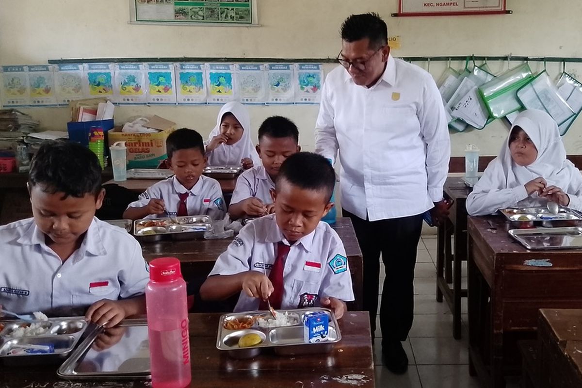 Senangnya Murid di Kendal Nikmati Makan Bergizi Gratis, Ada Dagingnya...