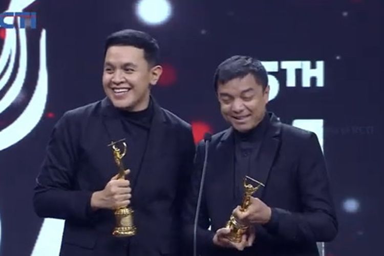 Tulus dan produsernga, Ari Renaldi di Ami Awards 2022