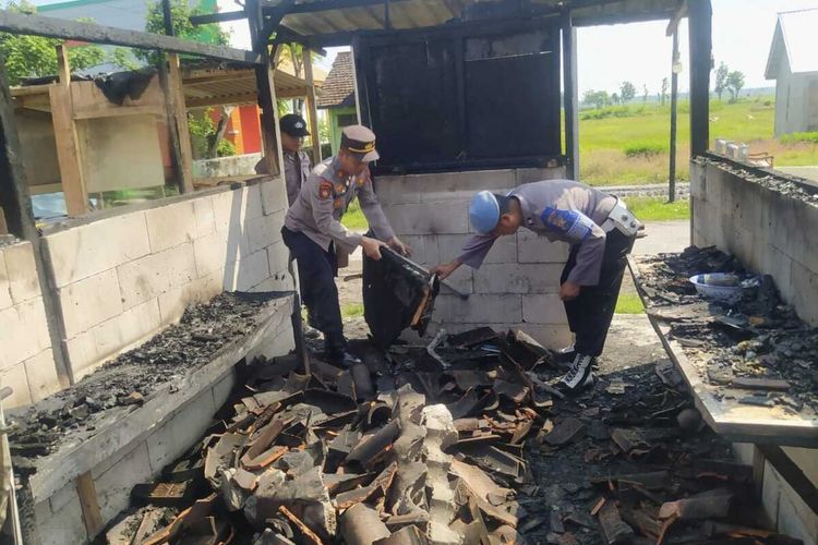 Sebuah warung di Desa Ngelang, Kecamatan Kartoharjo, Kabupaten Magetan, Jawa TImur ludes dilalap api. Kebakaran ini diduga akibat tabung gas yang digunakan untuk masak bocor.