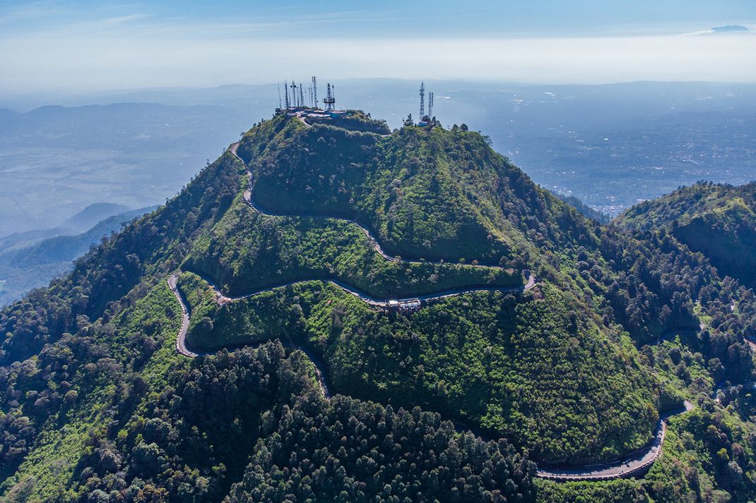 Gunung Telomoyo dengan jalan aspal menuju ke puncaknya