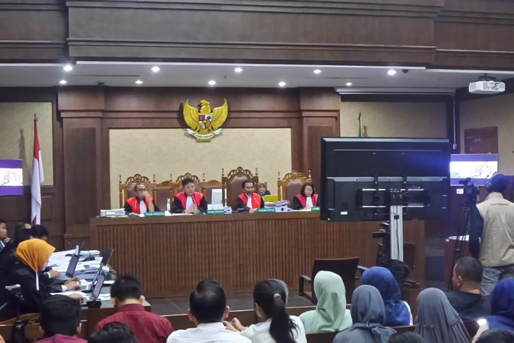 Direktur Utama PT Sandipala Arthaputra Paulus Tanos bersaksi melalui telekonferensi dalam sidang kasus e-KTP di Pengadilan Tipikor Jakarta, Kamis (18/5/2017).