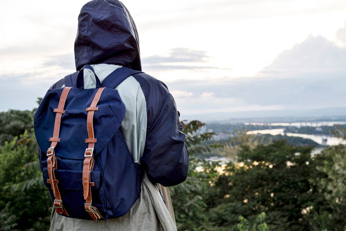 Tetap tampil keren saat langit mendung. Ini inspirasi outfit musim hujan yang nyaman, praktis, dan tetap stylish untuk menemani aktivitasmu seharian.