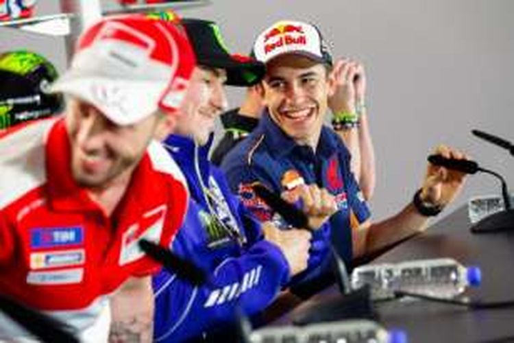 Pebalap Repsol Honda asal Spanyol, Marc Marquez (kanan), bercanda dengan pebalap Movistar Yamaha asal Spanyol, Jorge Lorenzo, pada konferensi pers jelang GP Argentina di Sirkuit Termas de Rio Hondo, Kamis (31/3/2016).