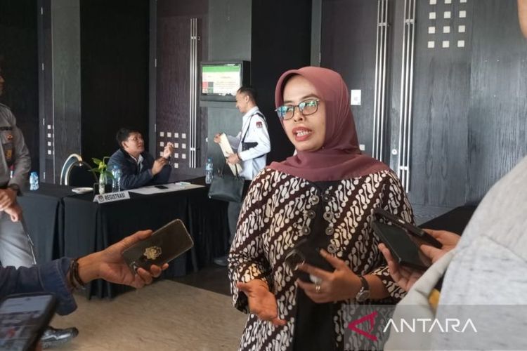 Ketua KPU Jawa Barat Ummi Wahyuni memberikan keterangan di sela rapat kerja sosialisasi calon perseorangan dalam Pilkada Jabar 2024 di Bandung, Kamis (2/5/2024). 