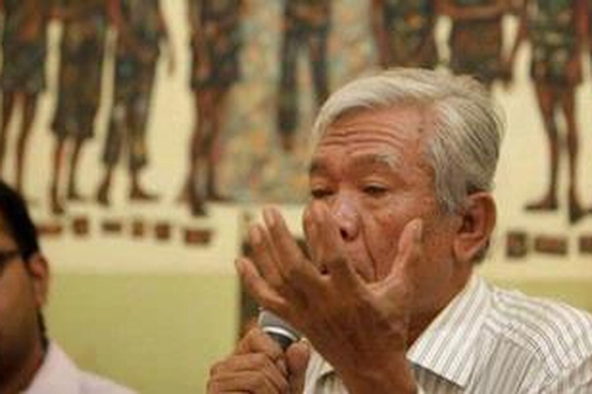 Korban Peristiwa 65/66, Bejo Untung (kanan) didampingi kordinator Kontras, Haris Azhar menanggapi keputusan Komnas HAM soal peristiwa 65/66 di Kantor Kontras, Jakarta, Rabu (25/7/2012). Korban dan keluarga korban mendesak Kejaksaan Agung menindaklanjuti hasil penyelidikan Komnas HAM dan meminta Presiden dan DPR segea membentuk Pengadilan ad hoc.