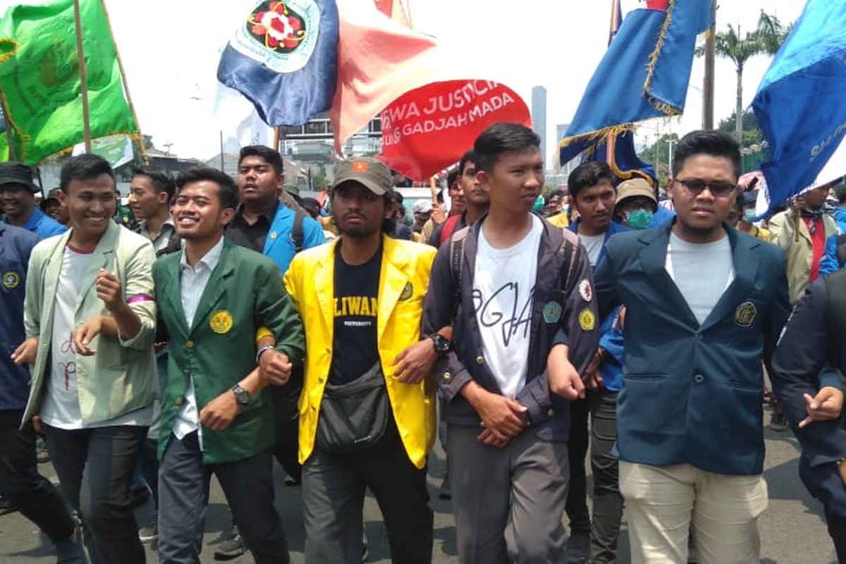 Mahasiswa dari berbagai universitas datangi gedung DPR RI dengan berjalan kaki sambil bergandengan tangan, Selasa (24/9/2019).