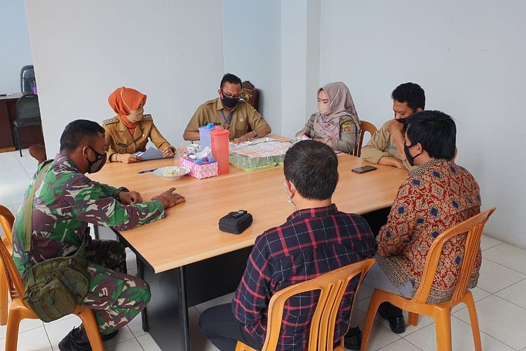 Camat Samarinda Kota Anis Siswatini bersama jajaran saat memanggil Rudi Herryanto bersama tim membahas kejadian tersebut dan meminta maaf di Kantor Camat Samarinda Kota, Kaltim, Senin (27/7/2020). 