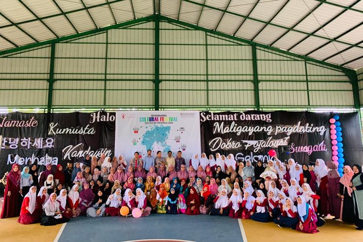 Teuku Nyak Arief Fatih Bilingual School atau Sekolah Fatih Putri, kawasan Lamnyong, Banda Aceh menggelar kegiatan The International Cultural Festival pada Sabtu, 19 Oktober 2019 di Kompleks Fatih Bilingual School, Banda Aceh.