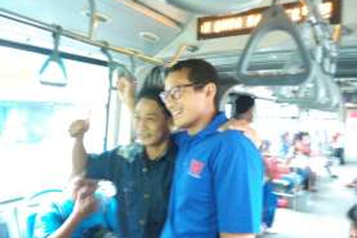 Sandiaga Uno saat naik Transjakarta, Minggu (17/7/2016).