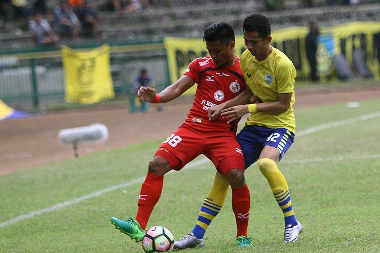 Irsyad Maulana (kiri) saat berduel dengan Dave Mustaine, dalam pertandingan Persegres menghadapi Semen Padang, Jumat (21/4/2017).