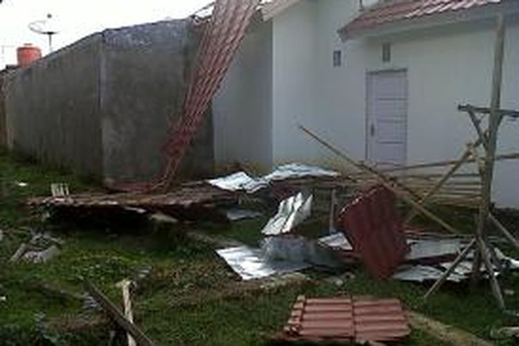 Atap rumah warga di Kabupaten Bone, Sulawesi Selatan terlempar setelah diterjang angin kencang. Kamis, (21/11/2013).